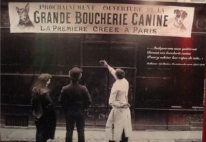 Ankündigung für die Eröffnung der ersten Hundeschlachterei in Paris Anfang des 20. Jahrhunderts