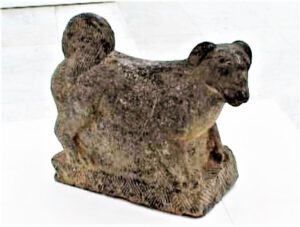 Eine vermutlich der Hallstattzeit, also frühen Eisenzeit zuzurechnende Figur eines spitzartigen Hundes, die in der Nähe von Neuss gefunden wurde.