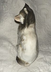 alte Porzellanfigur von einem Löwenspitz