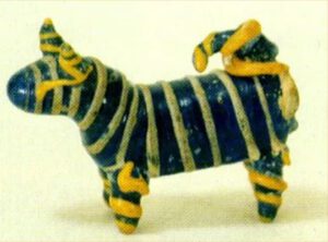 Das bei Wallertheim (Nähe Mainz) gefundene spitzartige Hündchen aus blauem und gelbem Glas aus der späten La-Tene-Zeit (spätere eisenzeit)