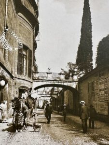 Eine Straßenszene mit Spitz